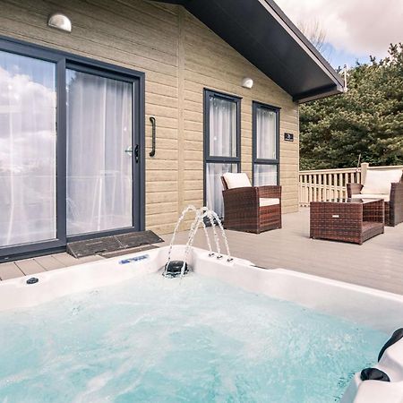 Ashworth Lodge With Hot Tub Barmby on the Moor ภายนอก รูปภาพ