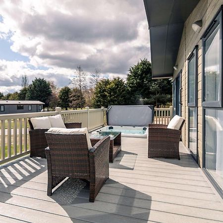 Ashworth Lodge With Hot Tub Barmby on the Moor ภายนอก รูปภาพ