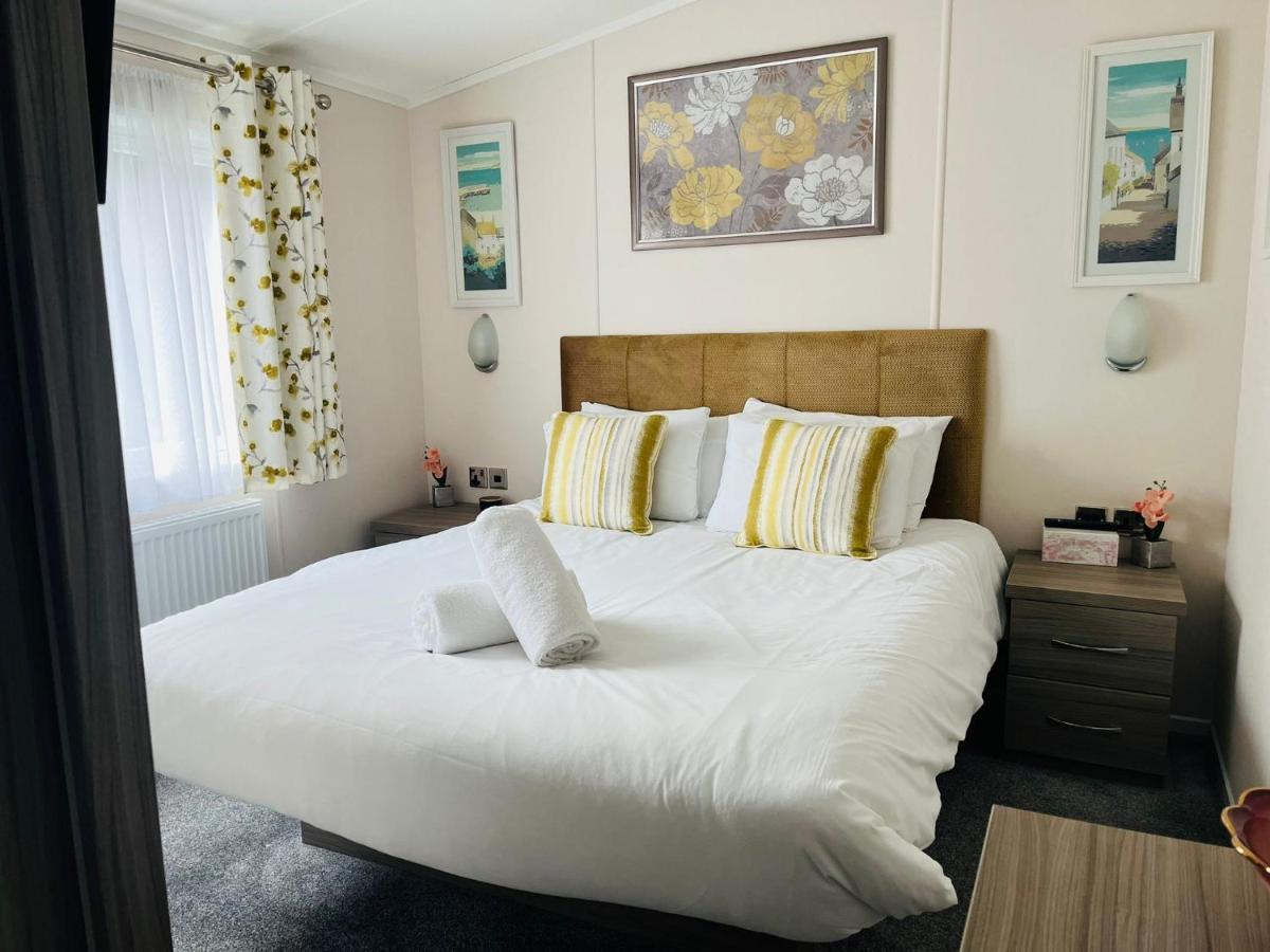 Ashworth Lodge With Hot Tub Barmby on the Moor ภายนอก รูปภาพ