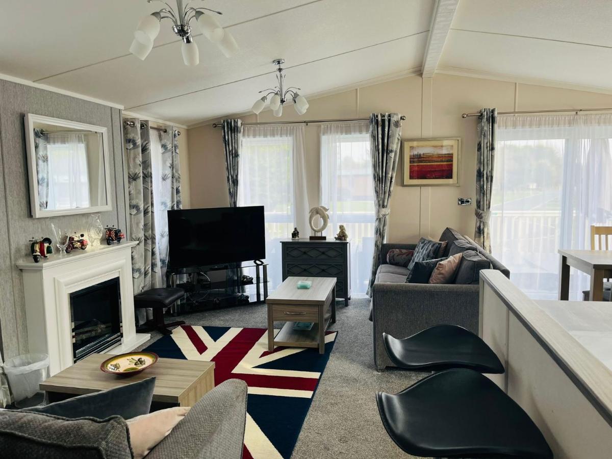Ashworth Lodge With Hot Tub Barmby on the Moor ภายนอก รูปภาพ