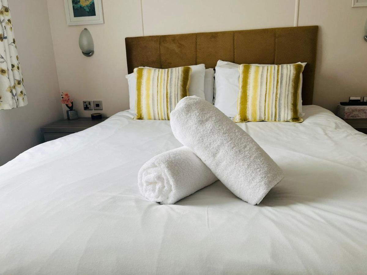 Ashworth Lodge With Hot Tub Barmby on the Moor ภายนอก รูปภาพ