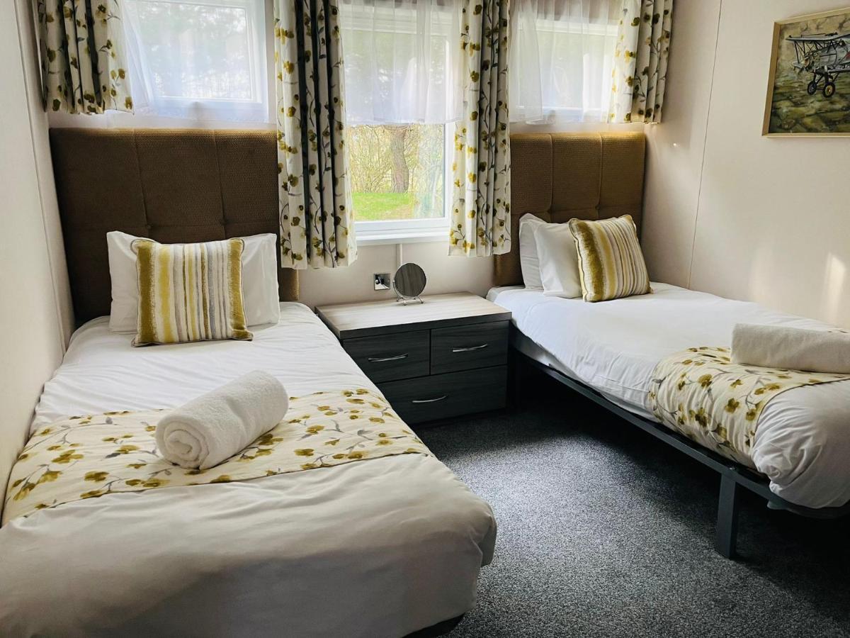 Ashworth Lodge With Hot Tub Barmby on the Moor ภายนอก รูปภาพ