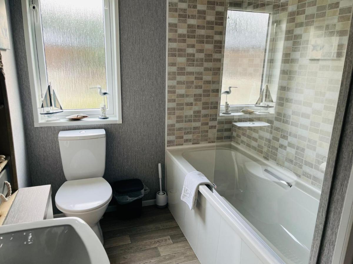 Ashworth Lodge With Hot Tub Barmby on the Moor ภายนอก รูปภาพ